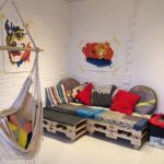 Детски ъглов диван, изработен от палети лесно