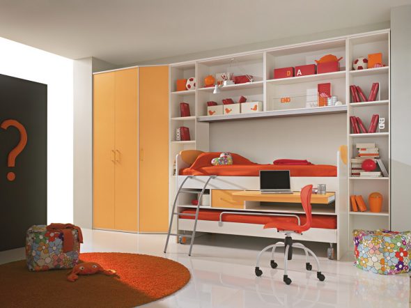 Yerleşik mobilya transformatörlü küçük bir çocuk odası tasarlayın
