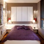 Designer solution para sa isang makitid bedroom bed kasama ang window