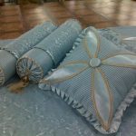 Niebieskie poduszki o różnych kształtach