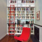 Rahat bir sandalyeyle okuma odası