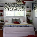 Krásná bílá ložnice s neobvyklé tkaniny žaluzie a postel u okna