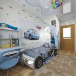Bir yatak makinesi ile bir çocuk için güzel oda
