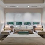 Cam kenarında bir başlık ile güzel modern yatak odası