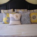Piękne i delikatne poduszki na podwójne łóżko