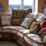 Magandang floral sofa na may soft pillows