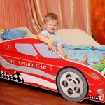 Bir spor araba şeklinde kırmızı yatak