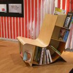 Krzesło do czytania z półkami na książki