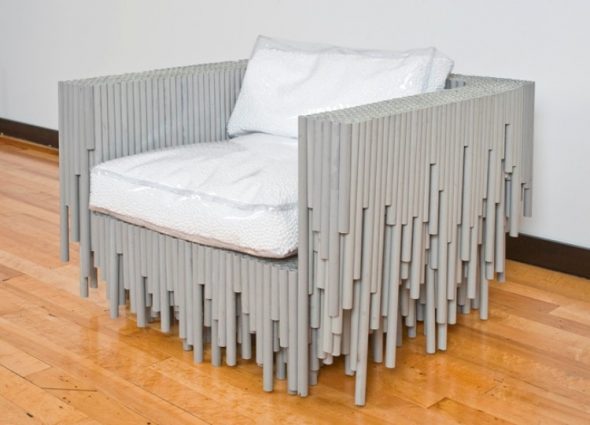 krzesło wykonane z niezwykłych materiałów