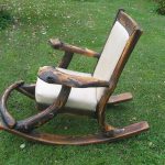 Stolica za ljuljanje izrađena od drveta