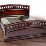 Dębowe łóżko z rzeźbionymi byletami