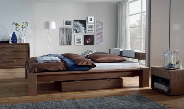 Oak bed sa modernong estilo