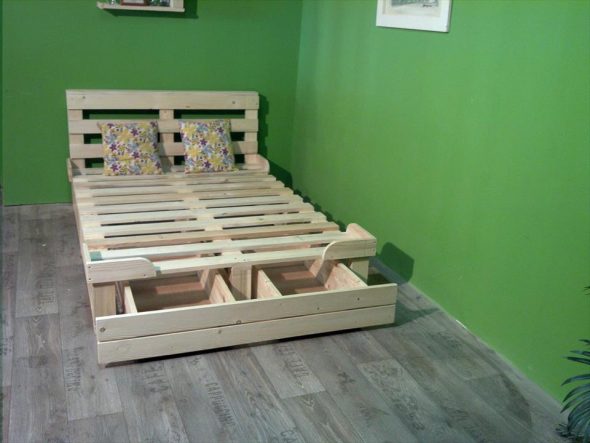 Bed from a pallet with drawers