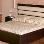 Bed with a soft headboard Triple wave
