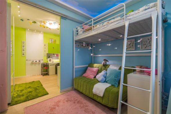 Леглото на Суарт във вътрешността на детската стая