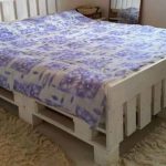 Леглото и простото легло, направено от палети