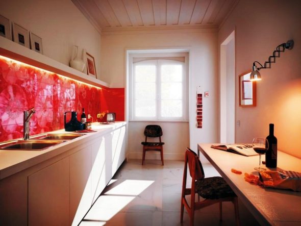 Кухня с червена кухненска престилка