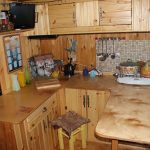 Mała kuchnia dla wiejskiego domu z drewna