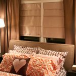 Pencerenin yakınındaki bir yatak ile küçük yatak odası romantizm