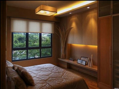 غرفة نوم صغيرة بألوان زاهية