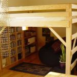 Místo pro čtení a ukládání knih pod loftovou postelí