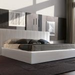Minkšti lova miegamajame modernaus stiliaus