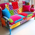 Niezwykła kolorowa sofa z resztek tkaniny