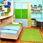 Küçük bir çocuk odası için yatak katlama