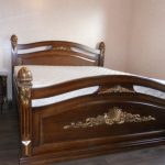 Napakahusay na natural wood bed na may dekorasyon