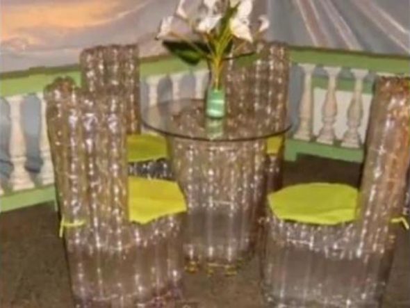 Plastic stoelen met gele decoratie