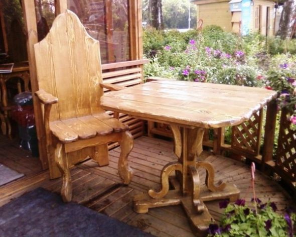 Selection of wood for outdoor furniture