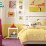 Dospívající pokoj v žluto růžových tónech