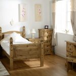 Nastoletnia drewniana sypialnia