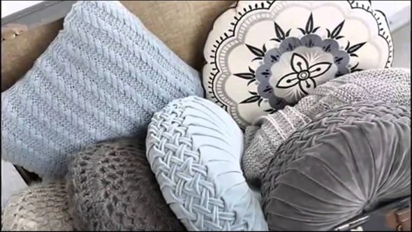 Knitting pillows