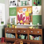 Polica za knjige i igračke u dječjoj sobi