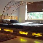 Yatak odası dekorasyonu için şenlikli ışıklar