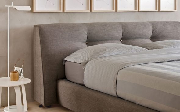Miegamojo dizaino paprastumas ir minkštumas