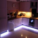 Miejsce do pracy w kuchni z niższym oświetleniem
