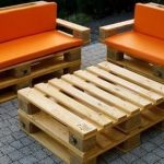 Sinasaklaw ng mga orange soft furniture mula sa mga palyet