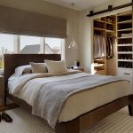 Luksusowa nowoczesna sypialnia z wbudowaną szafą i łóżkiem przy oknie