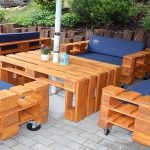 Zahradní nábytek z palet s měkkými židlemi to sami