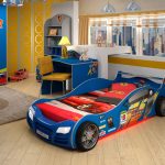 Çocuğun odası için mavi yatak makinesi