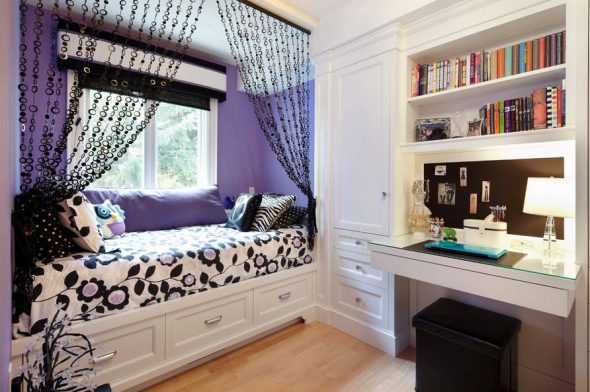 Lilac-white bedroom na may itim na elemento