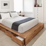 Scandinavian bedroom na may wooden bed-podium
