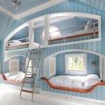 Spavaća soba uređena u moru i opremljena krevetima