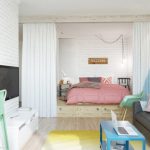 Ložnice v kombinaci s obývacím pokojem s postelí na pódiu