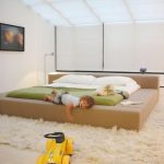 Sypialnia w stylu skandynawskim z łóżkiem z wybiegiem