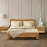 Palėpės stiliaus miegamasis su mediniais baldais