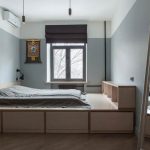 Podyumda bir yatak ile minimalizm yatak odası
