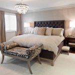 Art Nouveau bedroom na may soft-back bed